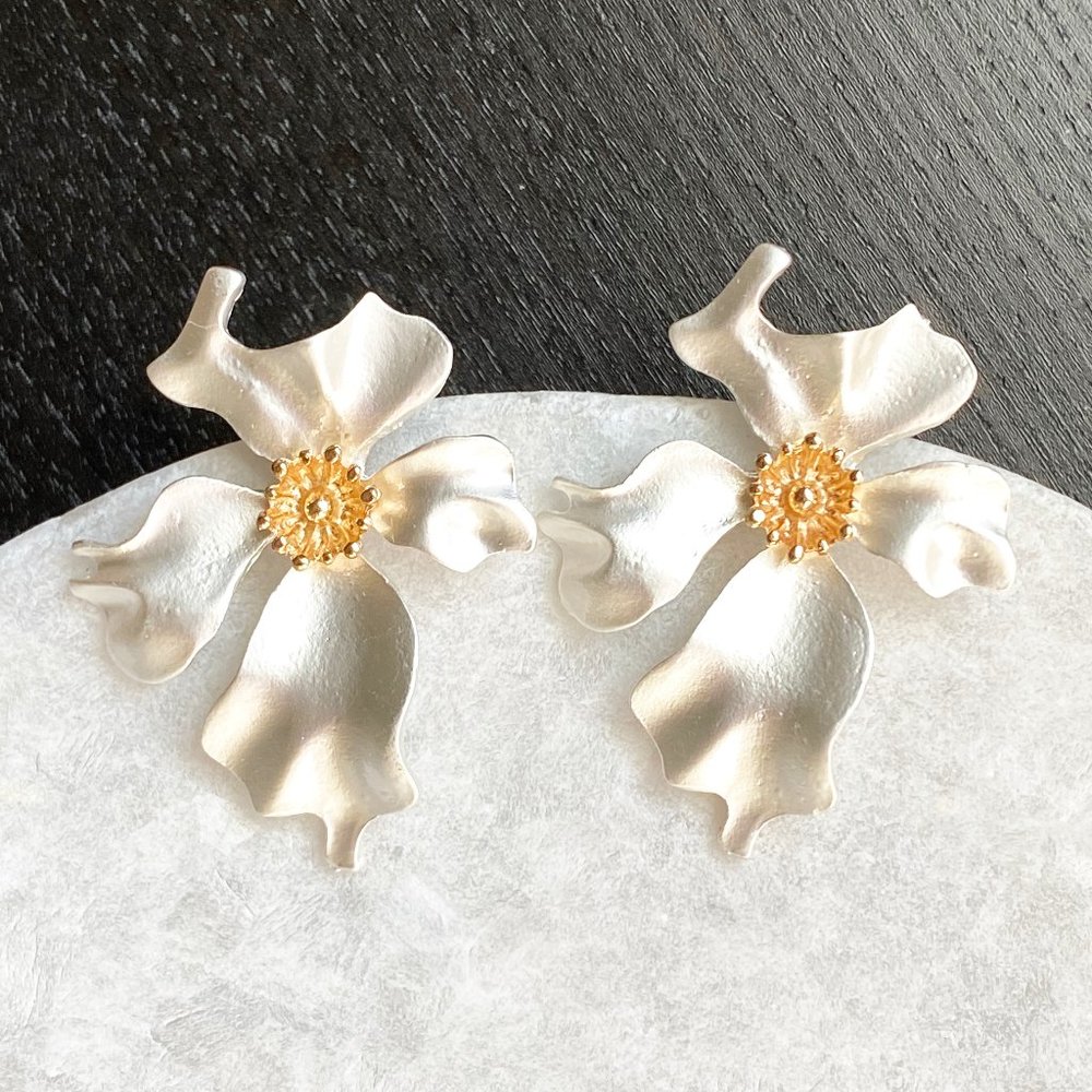 NEW Flower stud earrings in silver